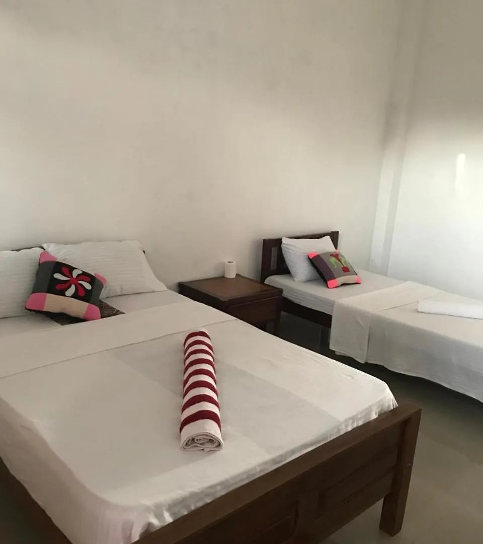 A To Zee Airport Villa Andiambalama Bed & Breakfast